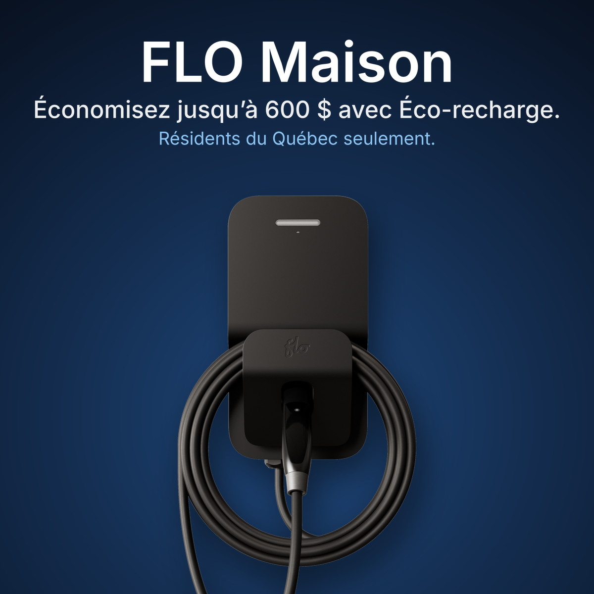 Borne de recharge FLO Maison X3 noire, câble enroulé autour du support. Texte : FLO Maison. Économisez jusqu’à 600 $ avec Éco-recharge. Résidents du Québec seulement.