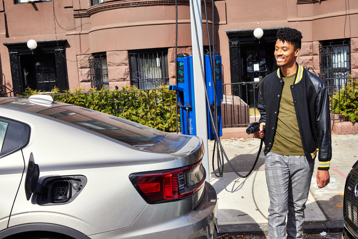 Men charging his EV car on Flo commercial network