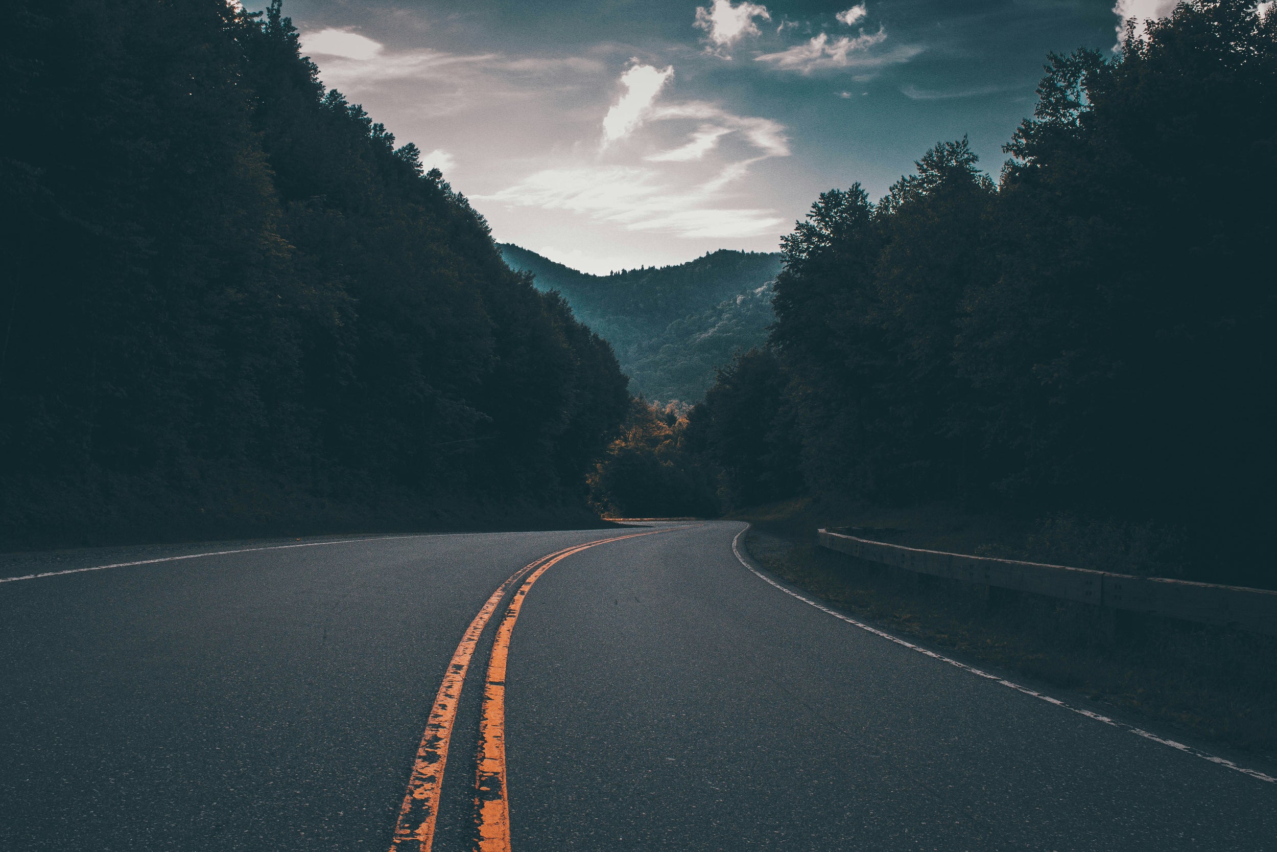Image of a road in the mountain 